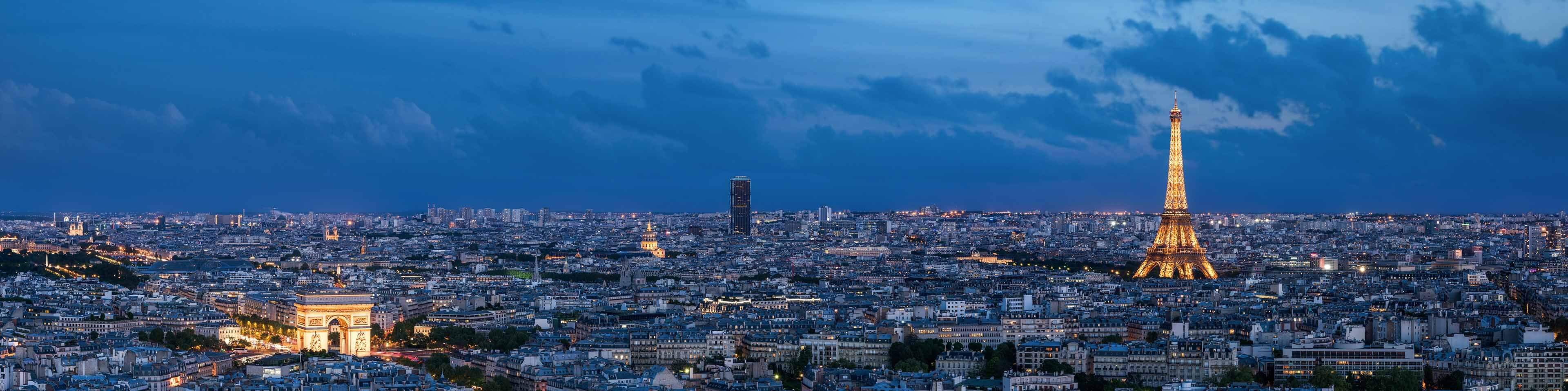 Paris la nuit avec la tour Eiffel illuminée